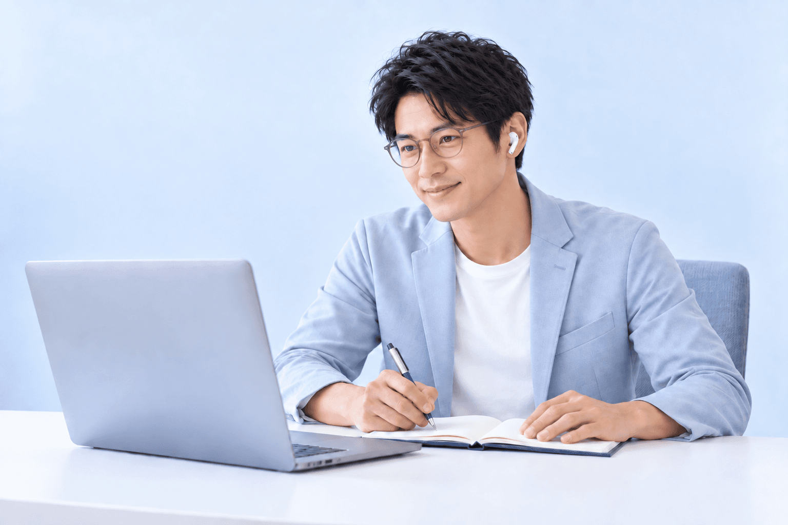 オンラインで話を聞き、ノートにメモを取る企業担当者のイメージ