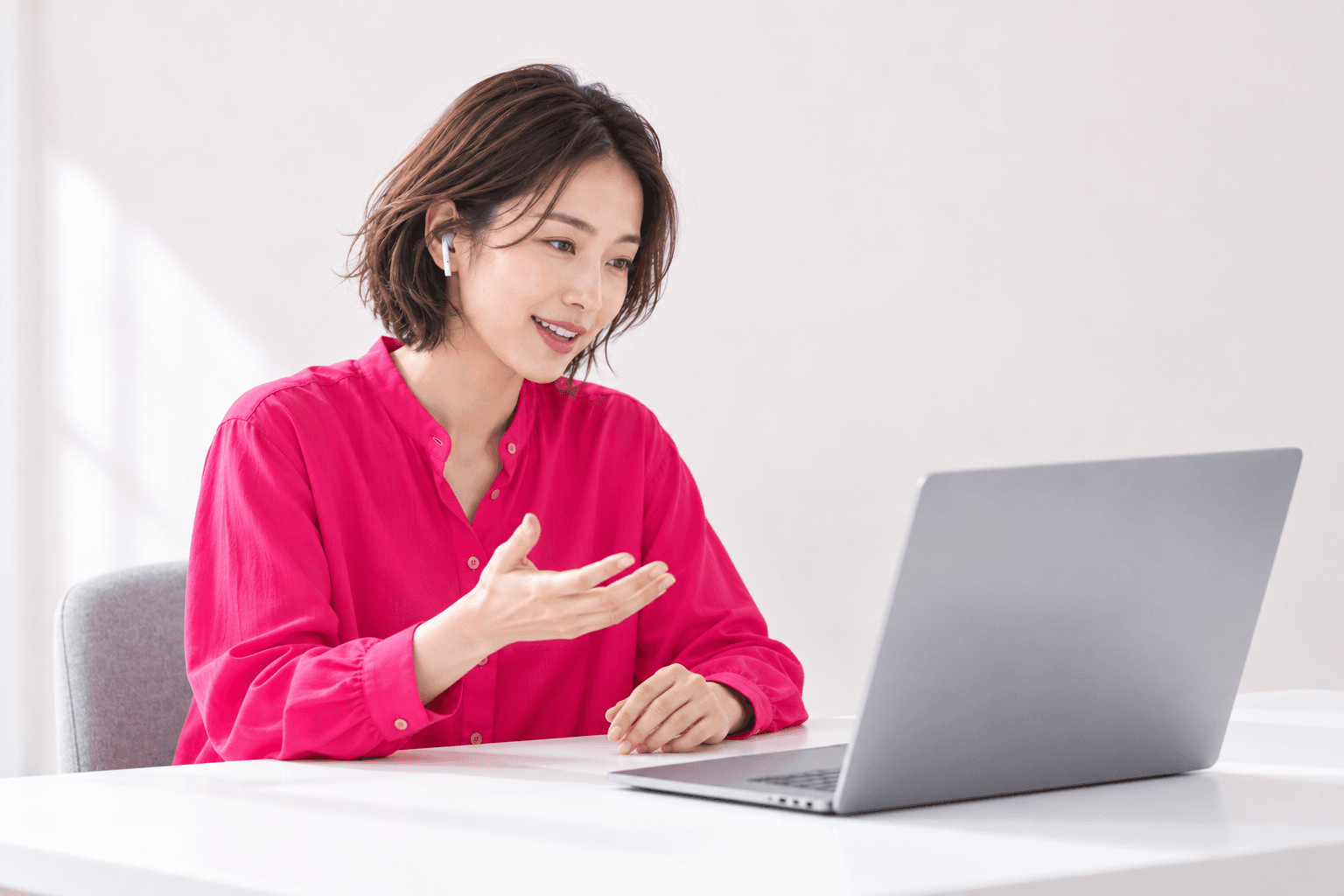 オンラインで身振りを交えながら経験を話す人のイメージ